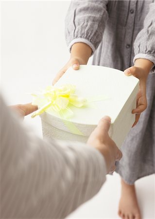 récepteur - Gros plan des mains en envoyant un cadeau Photographie de stock - Premium Libres de Droits, Code: 670-03710204