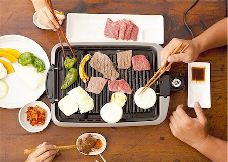 sizzling - Parents and children eating korean barbecue Stock Photo - Premium Royalty-Free, Code: 670-03710218