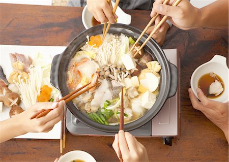 palillo (oriental) - Parents and children eating Japanese nabe Foto de stock - Sin royalties Premium, Código: 670-03710210