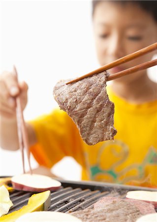 simsearch:670-03709532,k - Parents et enfants manger barbecue coréen Photographie de stock - Premium Libres de Droits, Code: 670-03710224