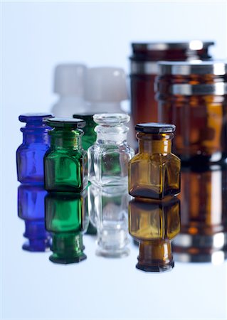 simsearch:670-03734316,k - Bouteilles chimiques Photographie de stock - Premium Libres de Droits, Code: 670-03734248