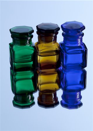 simsearch:670-03734272,k - Bouteilles chimiques Photographie de stock - Premium Libres de Droits, Code: 670-03734252