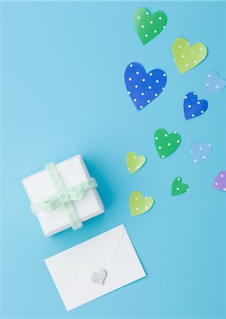Gift box and letter Stock Photo - Premium Royalty-Free, Code: 670-03734364
