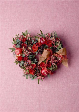 simsearch:670-03734345,k - Couronne de fleurs en forme de coeur Photographie de stock - Premium Libres de Droits, Code: 670-03734366