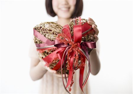 Woman holding der herzförmigen Geschenk Stockbilder - Premium RF Lizenzfrei, Bildnummer: 670-03734375