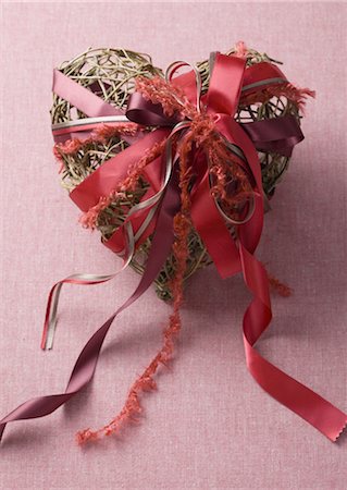 simsearch:670-03734345,k - Cadeau en forme de coeur Photographie de stock - Premium Libres de Droits, Code: 670-03734382