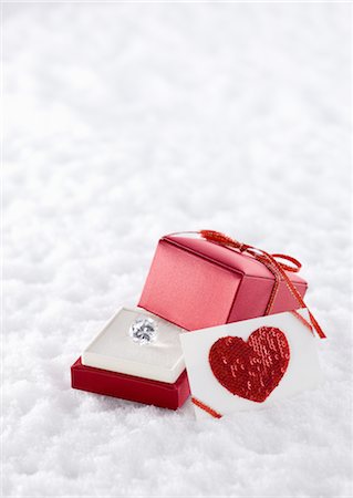simsearch:670-03734345,k - Jewel en boîte-cadeau Photographie de stock - Premium Libres de Droits, Code: 670-03734436