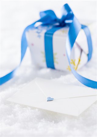simsearch:670-06451563,k - Gift box and letter Foto de stock - Sin royalties Premium, Código: 670-03734445