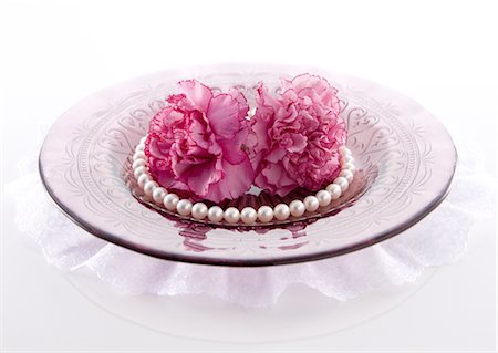 Carnations and necklace Stock Photo - Premium Royalty-Free, Code: 670-03734490