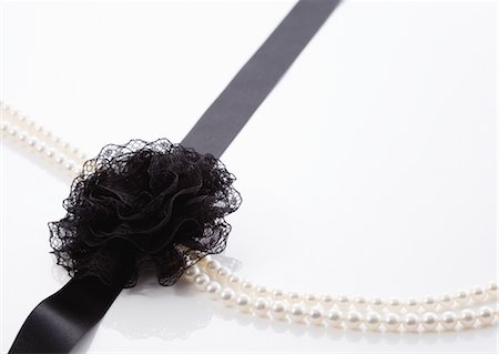 duelo - Ribbon and necklace (mourning image) Foto de stock - Sin royalties Premium, Código: 670-03734510