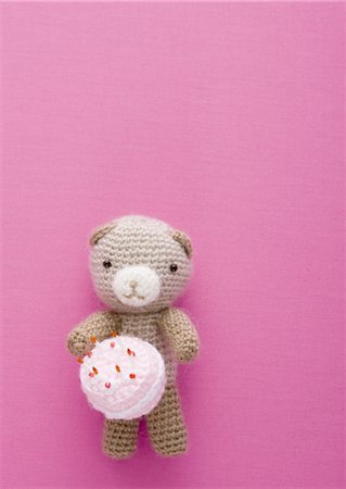 Gestrickter Teddybär mit Kuchen Stockbilder - Premium RF Lizenzfrei, Bildnummer: 670-03734531