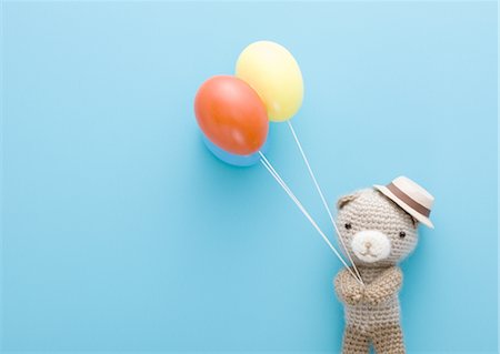 Gestrickter Teddybär Ballons halten Stockbilder - Premium RF Lizenzfrei, Bildnummer: 670-03734567