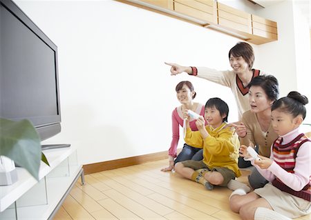 Drei-Generationen-Familie spielen von Videospielen Stockbilder - Premium RF Lizenzfrei, Bildnummer: 670-03885705