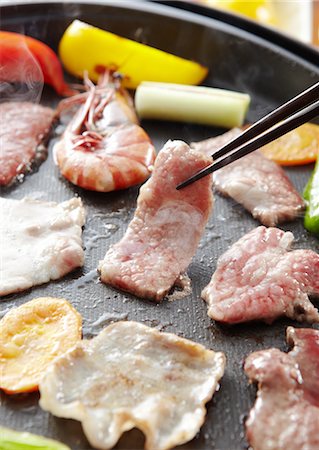 sizzling - Japanese barbeque Stock Photo - Premium Royalty-Free, Code: 670-03885724