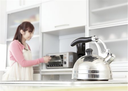 Woman in kitchen Foto de stock - Sin royalties Premium, Código: 670-03885729