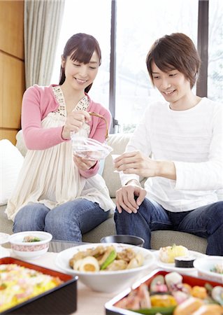 simsearch:670-03734316,k - Mari et femme mangeant fleur affichage boîte-repas Photographie de stock - Premium Libres de Droits, Code: 670-03885771