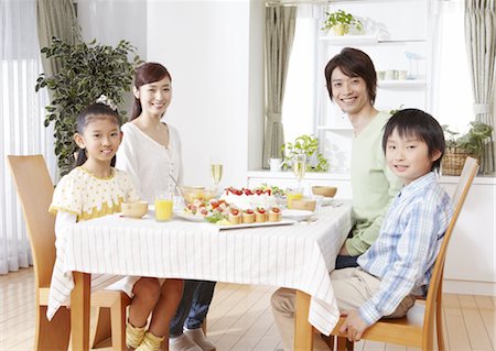 simsearch:670-03734316,k - Parents et enfants, avoir une fête d'anniversaire Photographie de stock - Premium Libres de Droits, Code: 670-03885796