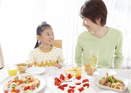 simsearch:670-03734316,k - Père et fille d'avoir une fête d'anniversaire Photographie de stock - Premium Libres de Droits, Code: 670-03885799
