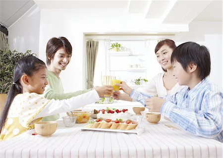 simsearch:670-03734316,k - Parents et enfants ayant un toast Photographie de stock - Premium Libres de Droits, Code: 670-03885801