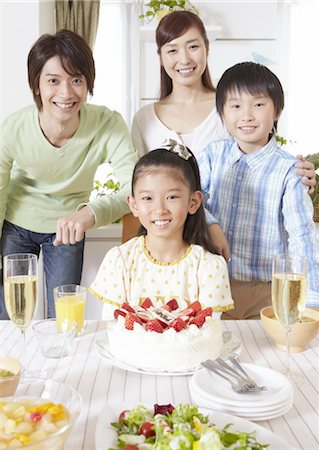 simsearch:670-03734316,k - Parents et enfants, avoir une fête d'anniversaire Photographie de stock - Premium Libres de Droits, Code: 670-03885802