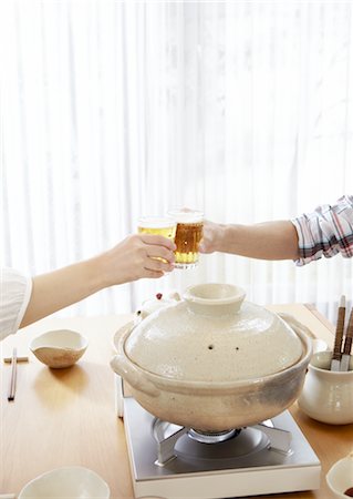 simsearch:670-03734316,k - Mains du couple ayant un toast avec de la bière Photographie de stock - Premium Libres de Droits, Code: 670-03885827