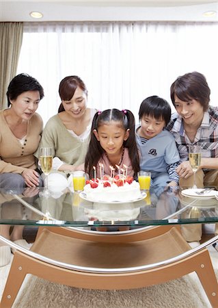 simsearch:670-03734316,k - Famille de trois générations d'une fête d'anniversaire Photographie de stock - Premium Libres de Droits, Code: 670-03885846