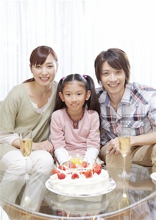simsearch:670-03734316,k - Parents et enfants, avoir une fête d'anniversaire Photographie de stock - Premium Libres de Droits, Code: 670-03885848