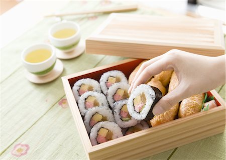 pincement - Sushi roll et inari sushi en boîte déjeuner Photographie de stock - Premium Libres de Droits, Code: 670-03886005