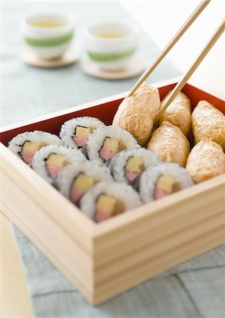 simsearch:670-03734272,k - Sushi roll et inari sushi en boîte déjeuner Photographie de stock - Premium Libres de Droits, Code: 670-03886000