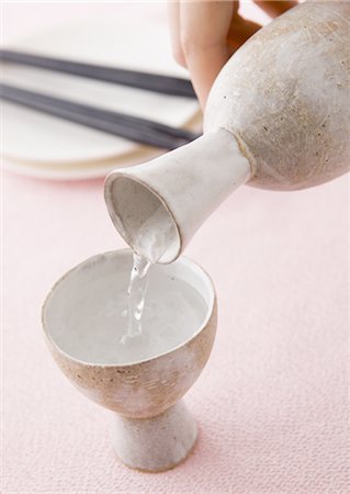 simsearch:670-03709960,k - Pouring Japanese sake Foto de stock - Sin royalties Premium, Código: 670-03886012