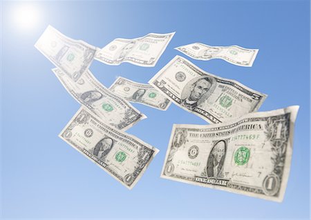 Dollar bills wafting in blue sky Foto de stock - Sin royalties Premium, Código: 670-03886184
