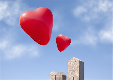 Ballons en forme de coeur et maisons miniatures Photographie de stock - Premium Libres de Droits, Code: 670-03886191
