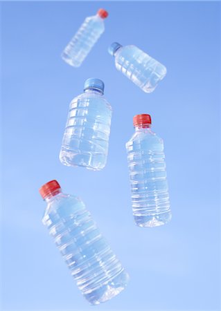simsearch:670-04249663,k - Bouteilles en plastique et ciel bleu Photographie de stock - Premium Libres de Droits, Code: 670-03886205