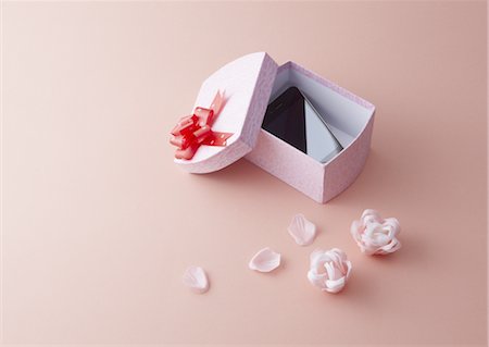 Smartphone in gift box Stock Photo - Premium Royalty-Free, Code: 670-03886529
