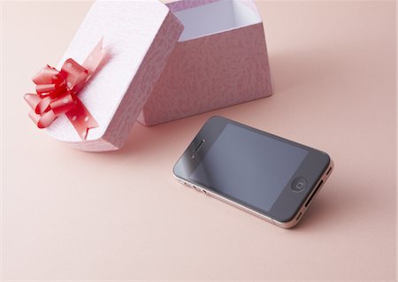 Gift box and smartphone Stock Photo - Premium Royalty-Free, Code: 670-03886531