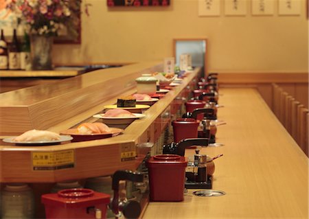 Conveyor belt sushi Stock Photo - Premium Royalty-Free, Code: 670-03886605