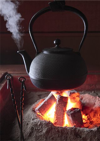 Kettle above sunken hearth Foto de stock - Sin royalties Premium, Código: 670-03886621