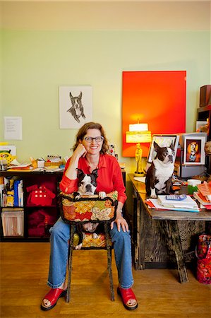 Woman at home office desk with dogs Foto de stock - Sin royalties Premium, Código: 673-06025349