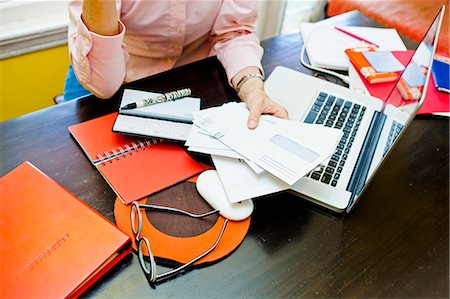 Woman paying bills Foto de stock - Sin royalties Premium, Código: 673-06025364