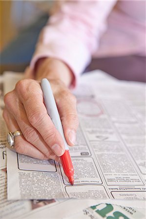 Woman circling employment ads in paper Foto de stock - Sin royalties Premium, Código: 673-06025368