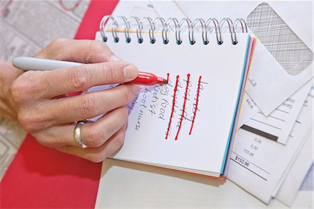 Woman making list in small notebook Foto de stock - Sin royalties Premium, Código: 673-06025374