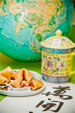 Still life with fortune cookies and globe Foto de stock - Royalty Free Premium, Número: 673-06025388