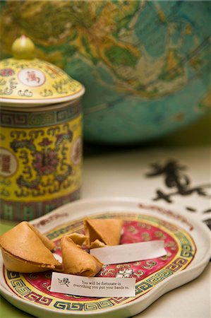 Still life with fortune cookies and globe Foto de stock - Royalty Free Premium, Número: 673-06025390