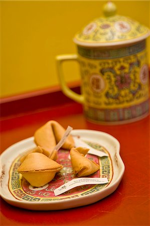 Plate of fortune cookies and tea mug Foto de stock - Sin royalties Premium, Código: 673-06025391