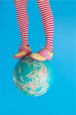 Pieds en chaussettes rayées avec chaussures colorées sur le globe Photographie de stock - Premium Libres de Droits, Code: 673-06025424