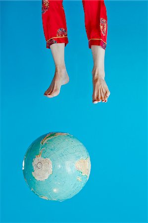 preadolescent feet - Globe and feet in air Foto de stock - Sin royalties Premium, Código: 673-06025421