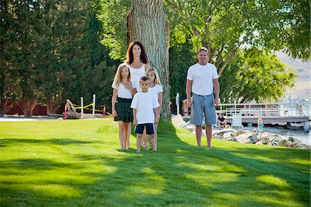 Portrait en plein air de famille de cinq personnes Photographie de stock - Premium Libres de Droits, Code: 673-06025455