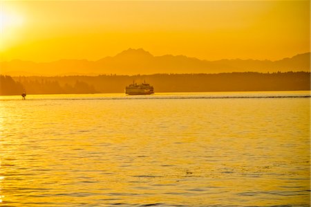Washington state ferry at sunset with Olympic mountains Stock Photo - Premium Royalty-Free, Code: 673-06025479