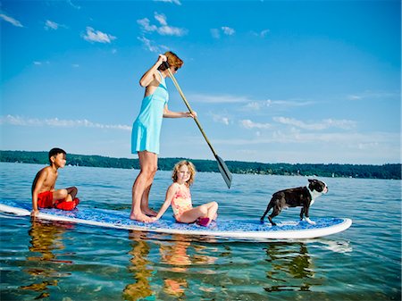 deportes acuáticos - Woman on paddle board with kids and dog Foto de stock - Sin royalties Premium, Código: 673-06025472
