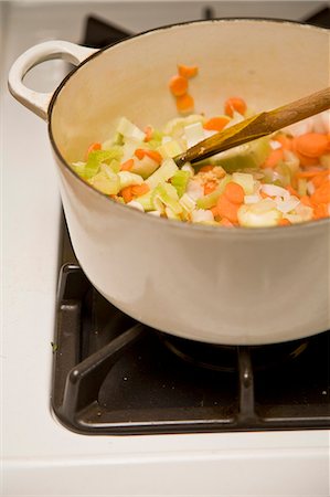 simsearch:622-06163815,k - Pot blanc avec des légumes sur la cuisinière Photographie de stock - Premium Libres de Droits, Code: 673-06025495